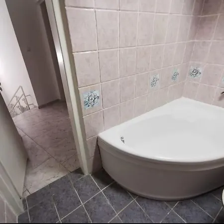 Apartment Beautiful 2 Bedroom Maisonette With Free Parking
